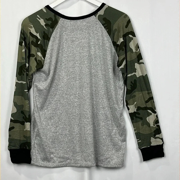 B. Flawless Womens Lounge Shirt M Gray Green Camo Pattern Stretch Pullover New - Picture 8 of 11